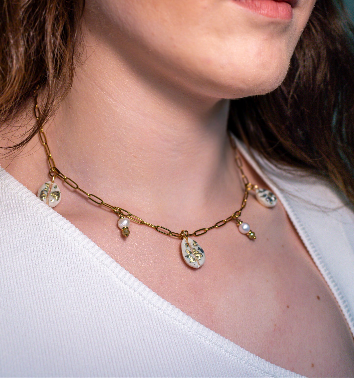 Shell-Studded Delicate Paperclip Necklace in 18K Gold Plated Stainless Steel