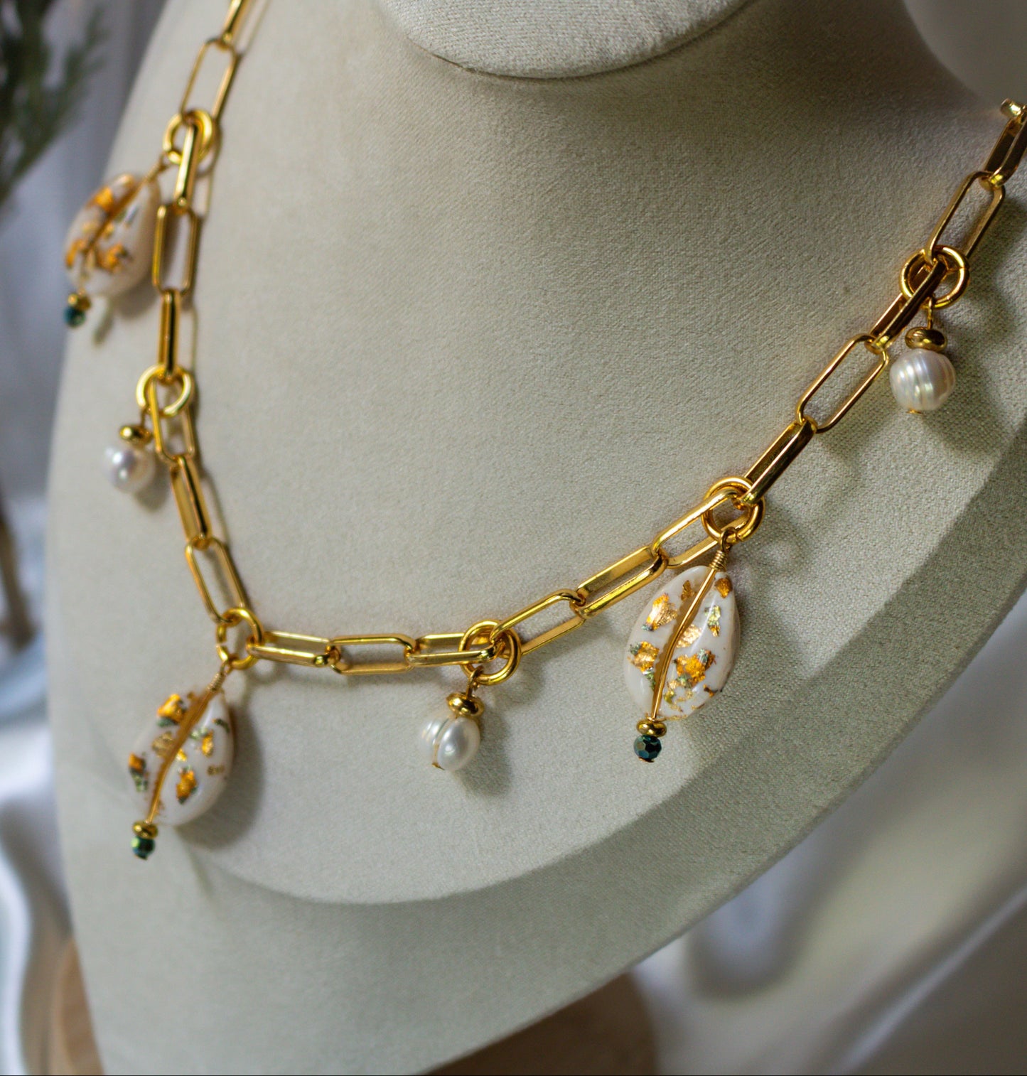 Shell-Studded Chunky Paperclip Necklace in 18K Gold Plated Stainless Steel