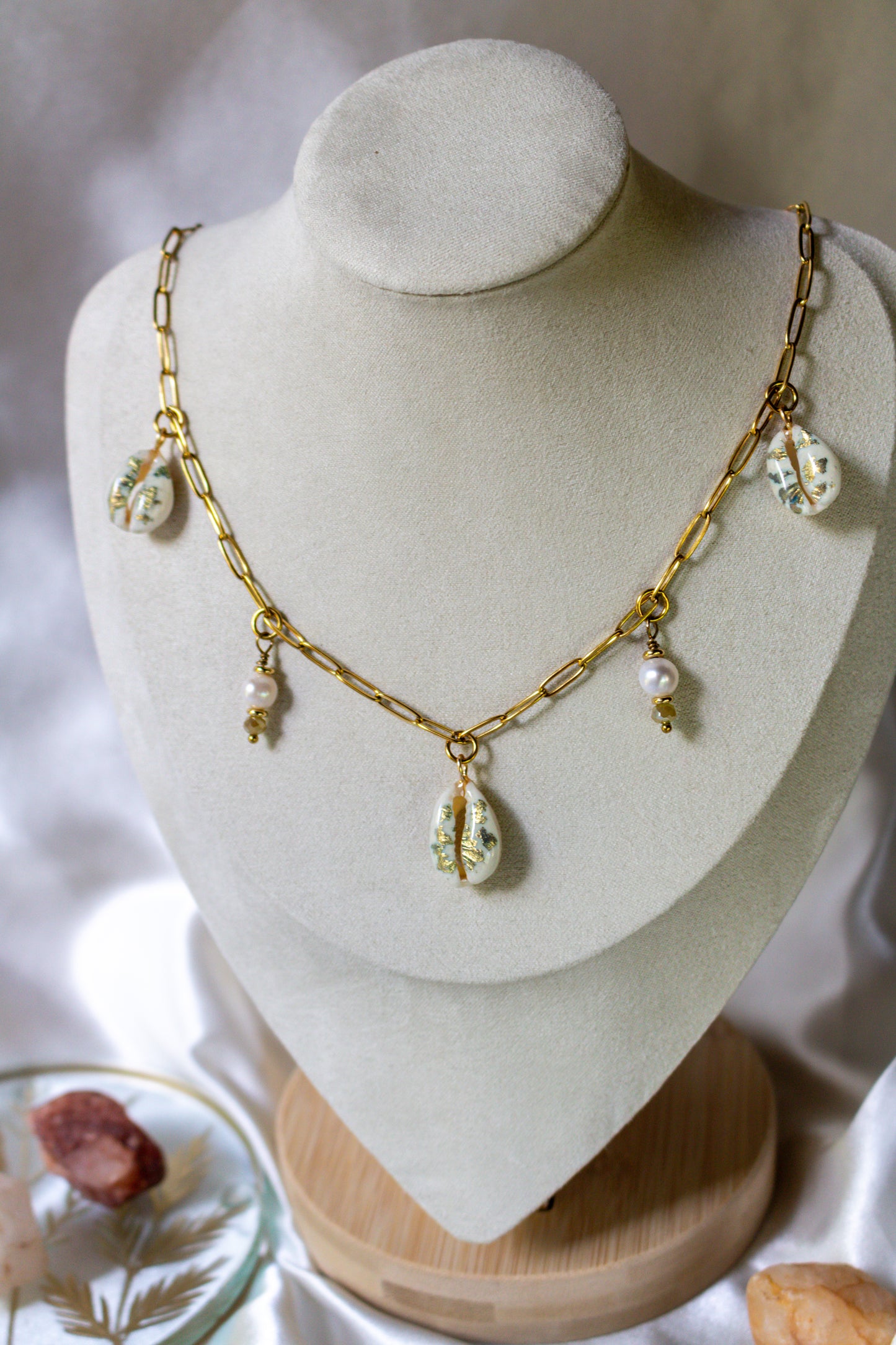 Shell-Studded Delicate Paperclip Necklace in 18K Gold Plated Stainless Steel