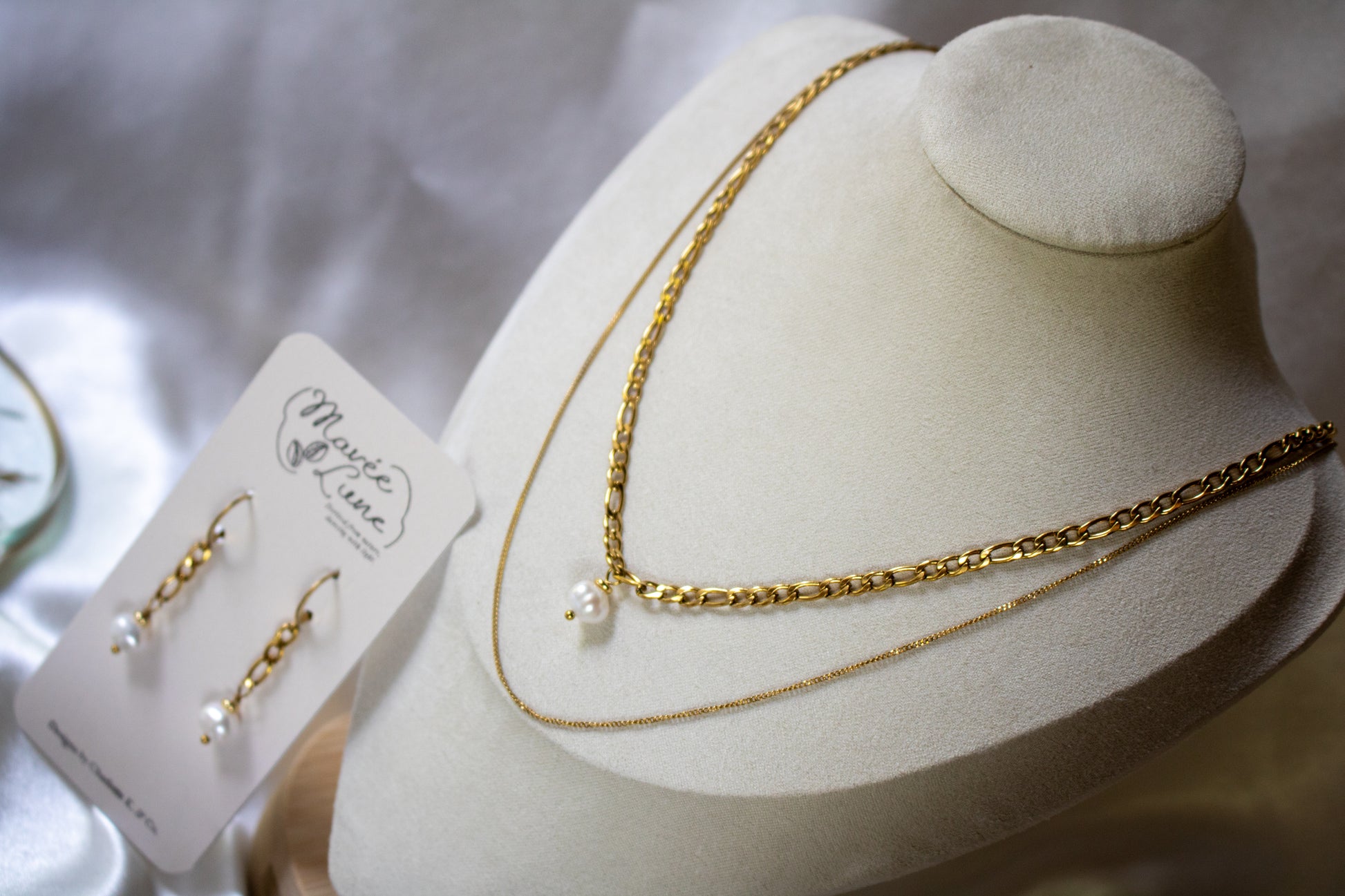 The Drop Necklace showcases 18K gold PVD-plated chains and a stunning freshwater pearl, perfect for any occasion.