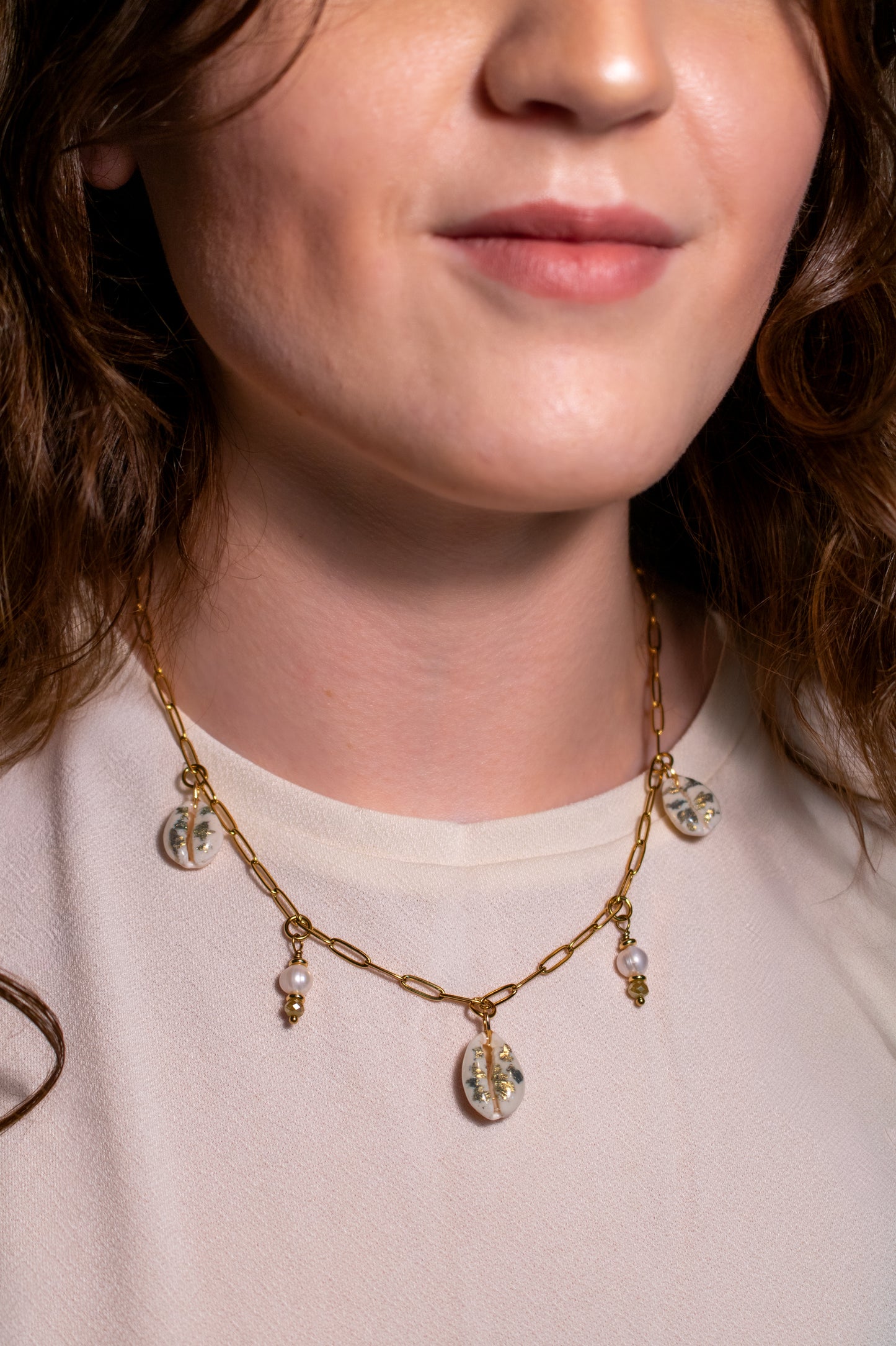 Shell-Studded Delicate Paperclip Necklace in 18K Gold Plated Stainless Steel