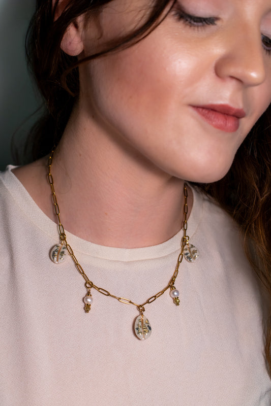 Shell-Studded Delicate Paperclip Necklace in 18K Gold Plated Stainless Steel